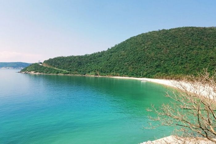 Bãi biển sạch ngăn cấm du khách không được mang túi ni lông