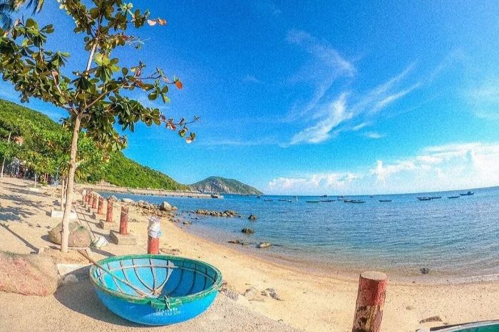 Địa điểm gần Bãi Làng là bãi tắm đông dân nhất trong các bãi ở Cù Lao Chàm