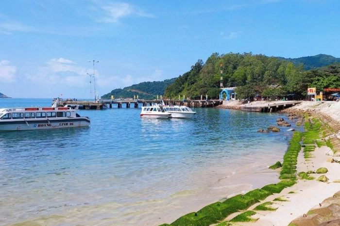 Địa điểm gần Bãi Làng là bãi tắm đông dân nhất trong các bãi ở Cù Lao Chàm