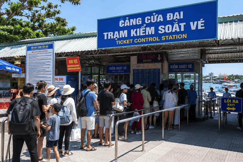Du khách xếp hàng tại trạm kiểm soát vé cảng Cửa Đại trước khi lên cano ra Cù Lao Chàm